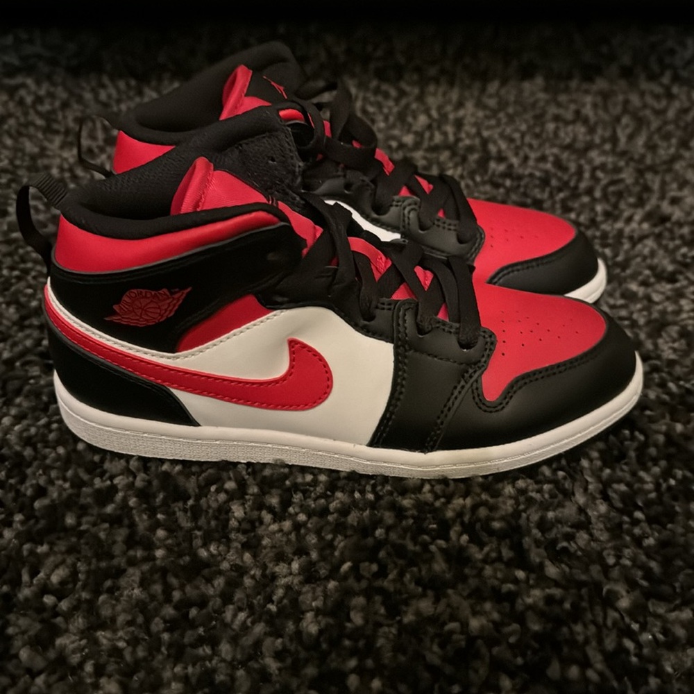 Kids Jordan 1 mid